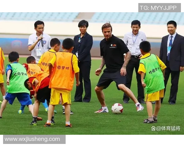 球迷与足球明星激情互动视频精彩回顾让你感受足球魅力与热情