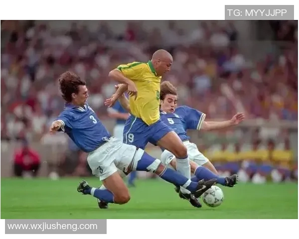 足球明星菲萝的精彩瞬间与赛场风采全景展示